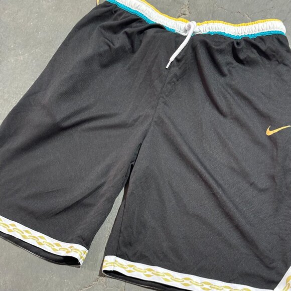 Nike short - Picture 3 of 6